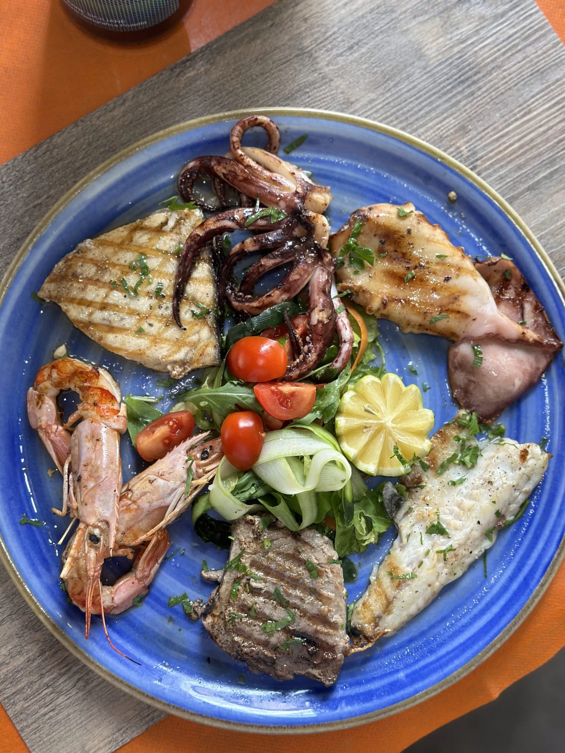Grigliata mista di pesce di Heaven Kitchen & Bar con gamberoni, calamari, pesce spada e spigola